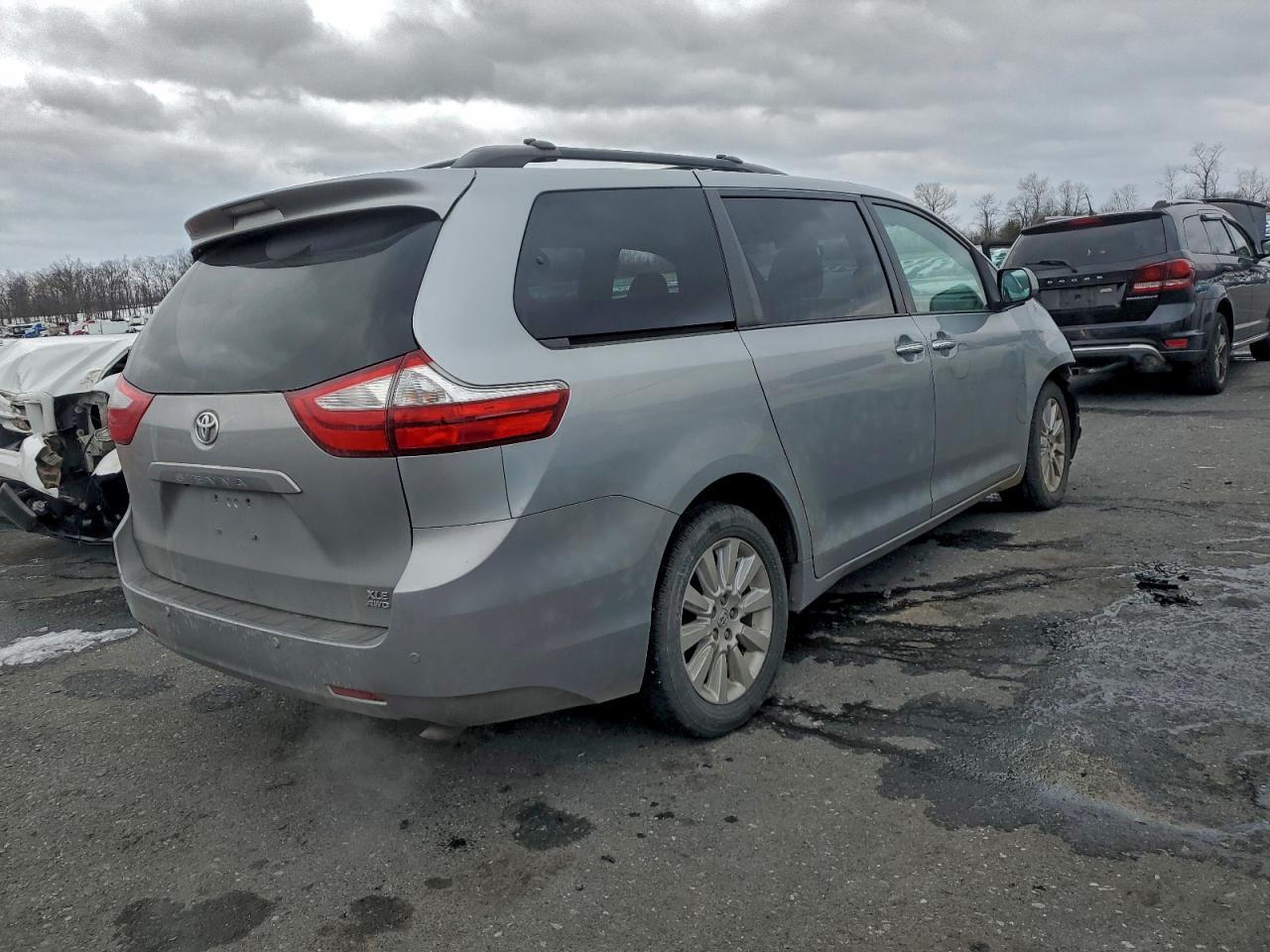 2015 TOYOTA SIENNA