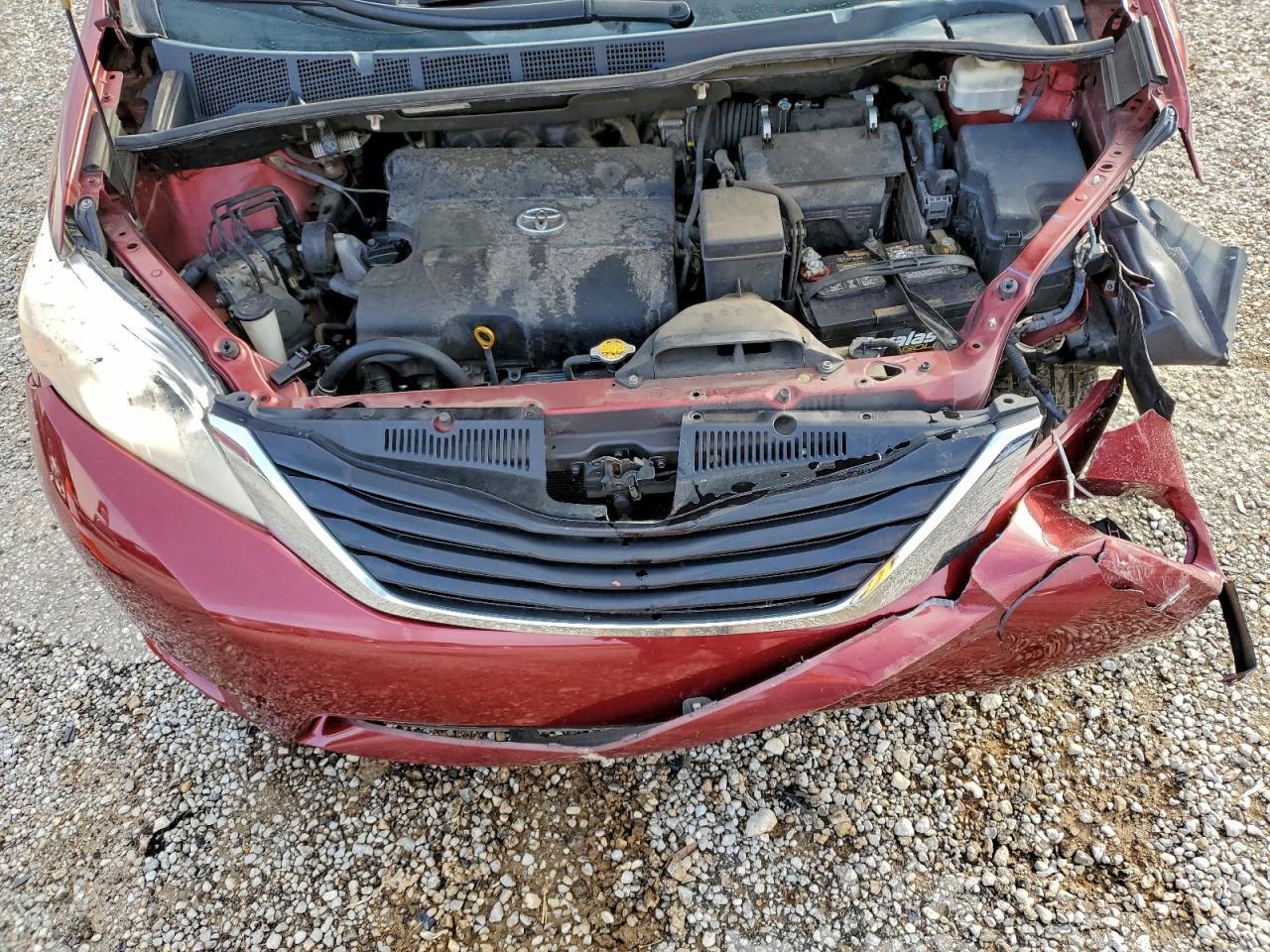 2011 TOYOTA SIENNA