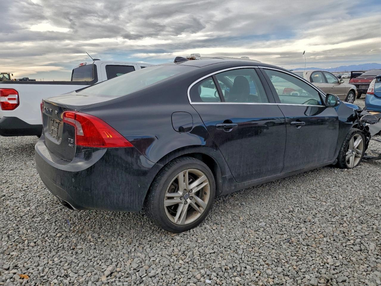 2015 VOLVO S60