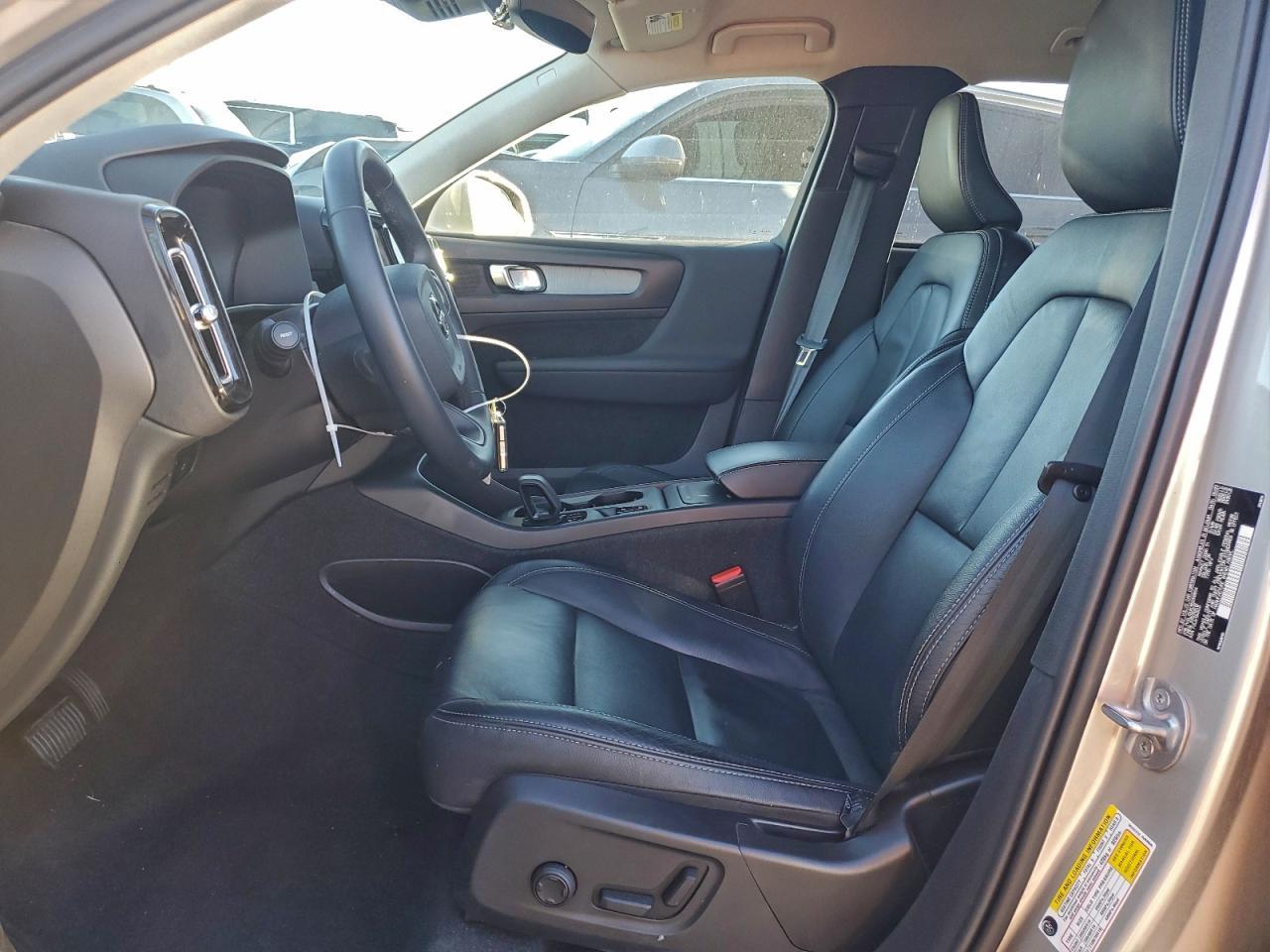 2024 VOLVO XC40