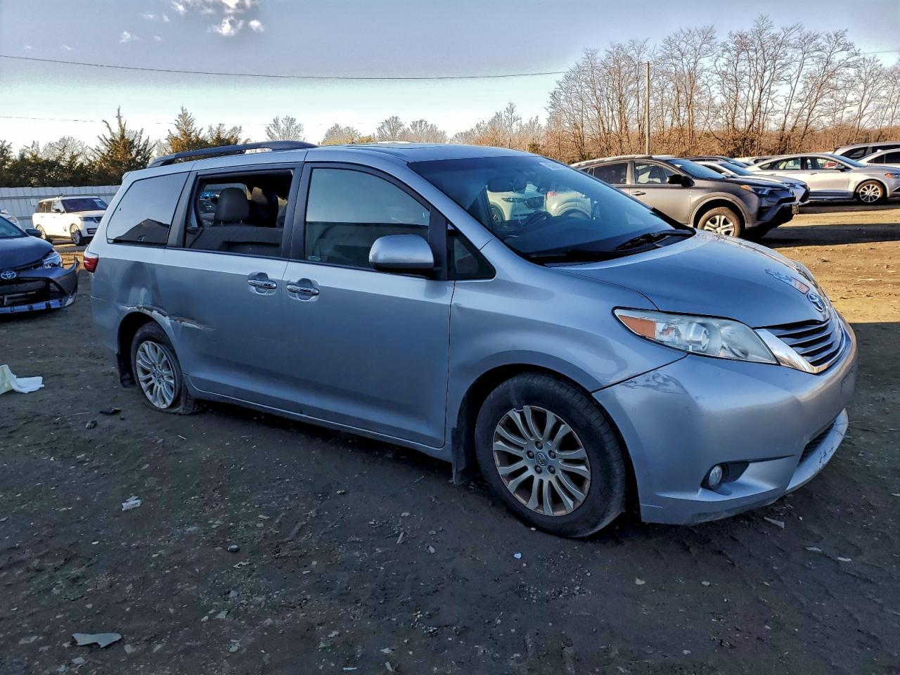 2016 TOYOTA SIENNA