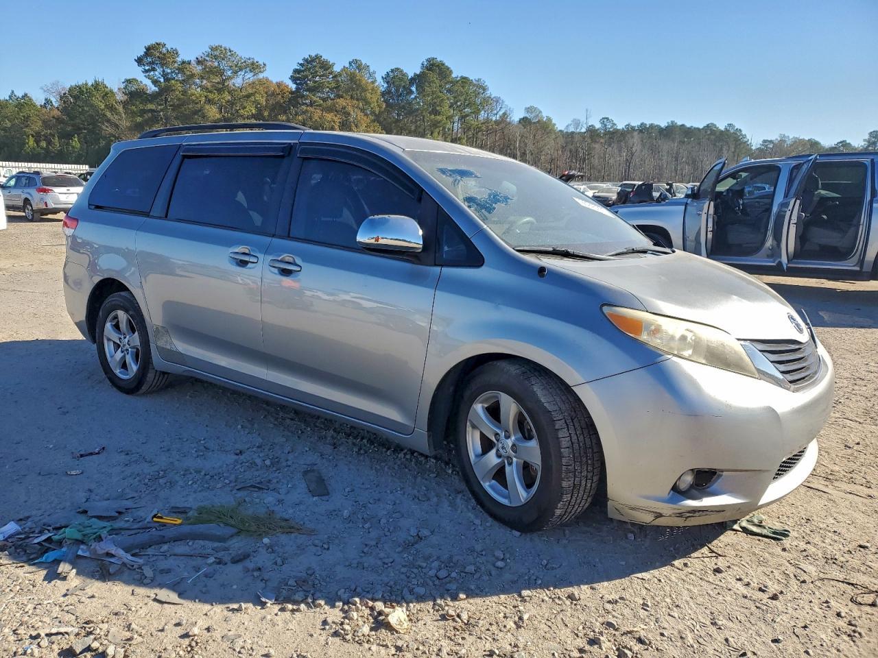2011 TOYOTA SIENNA