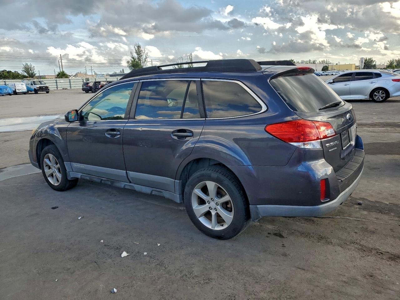 2013 SUBARU Outback
