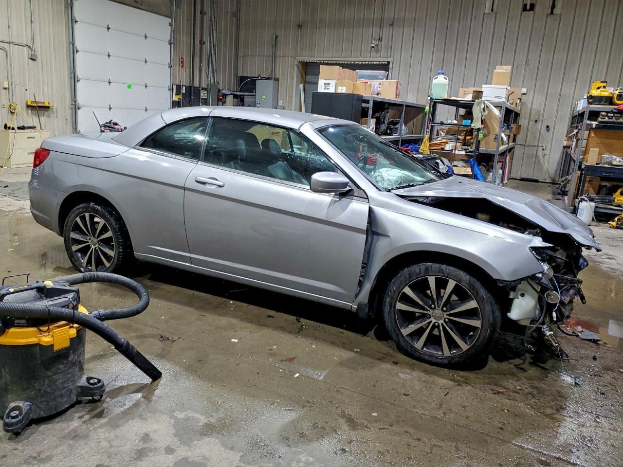 2013 CHRYSLER 200