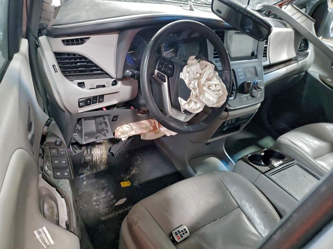 2017 TOYOTA SIENNA
