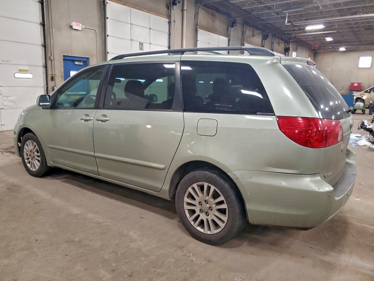 2010 TOYOTA SIENNA