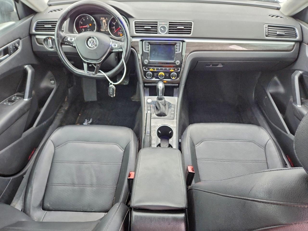 2016 VOLKSWAGEN Passat