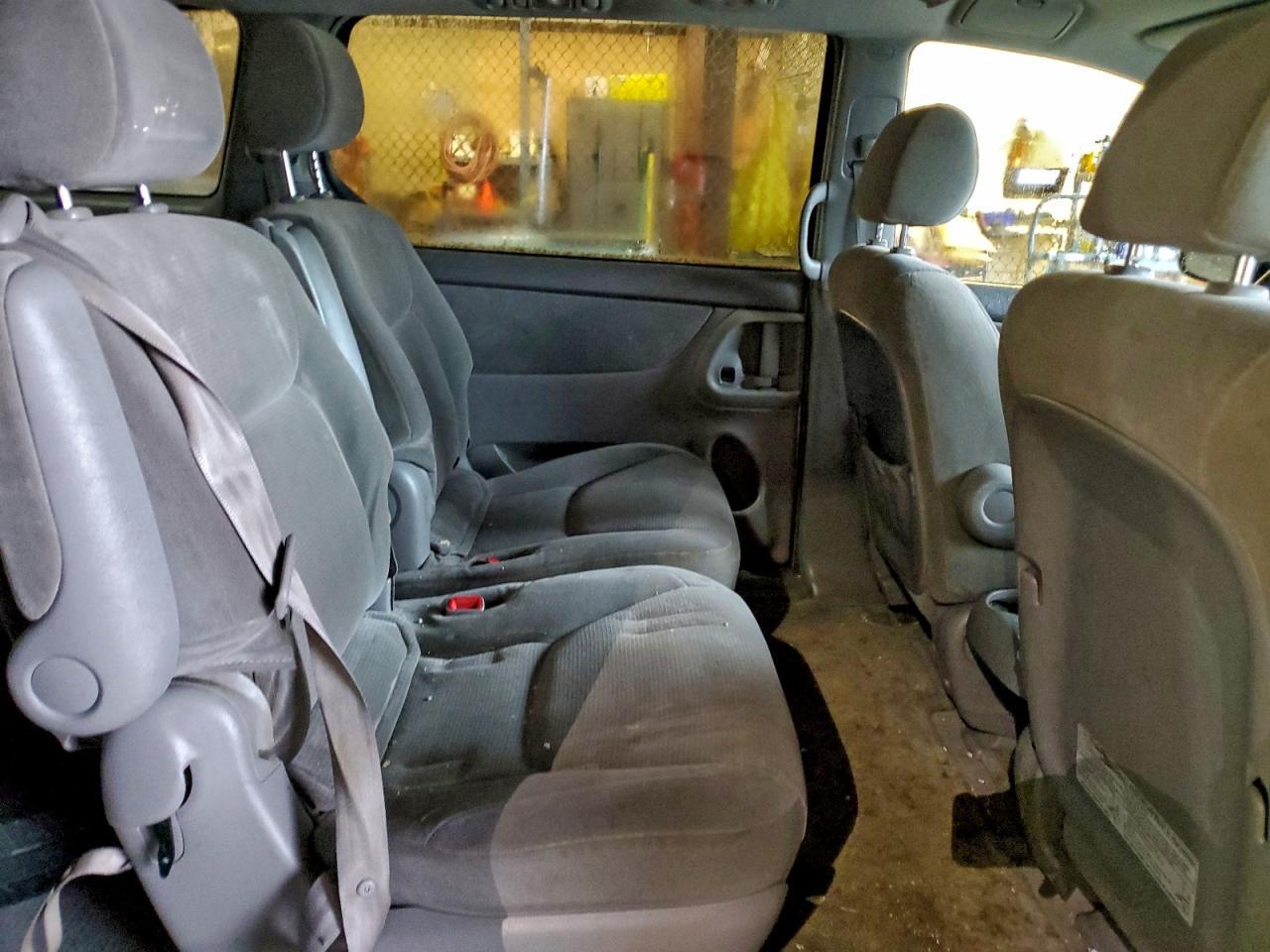 2004 TOYOTA SIENNA