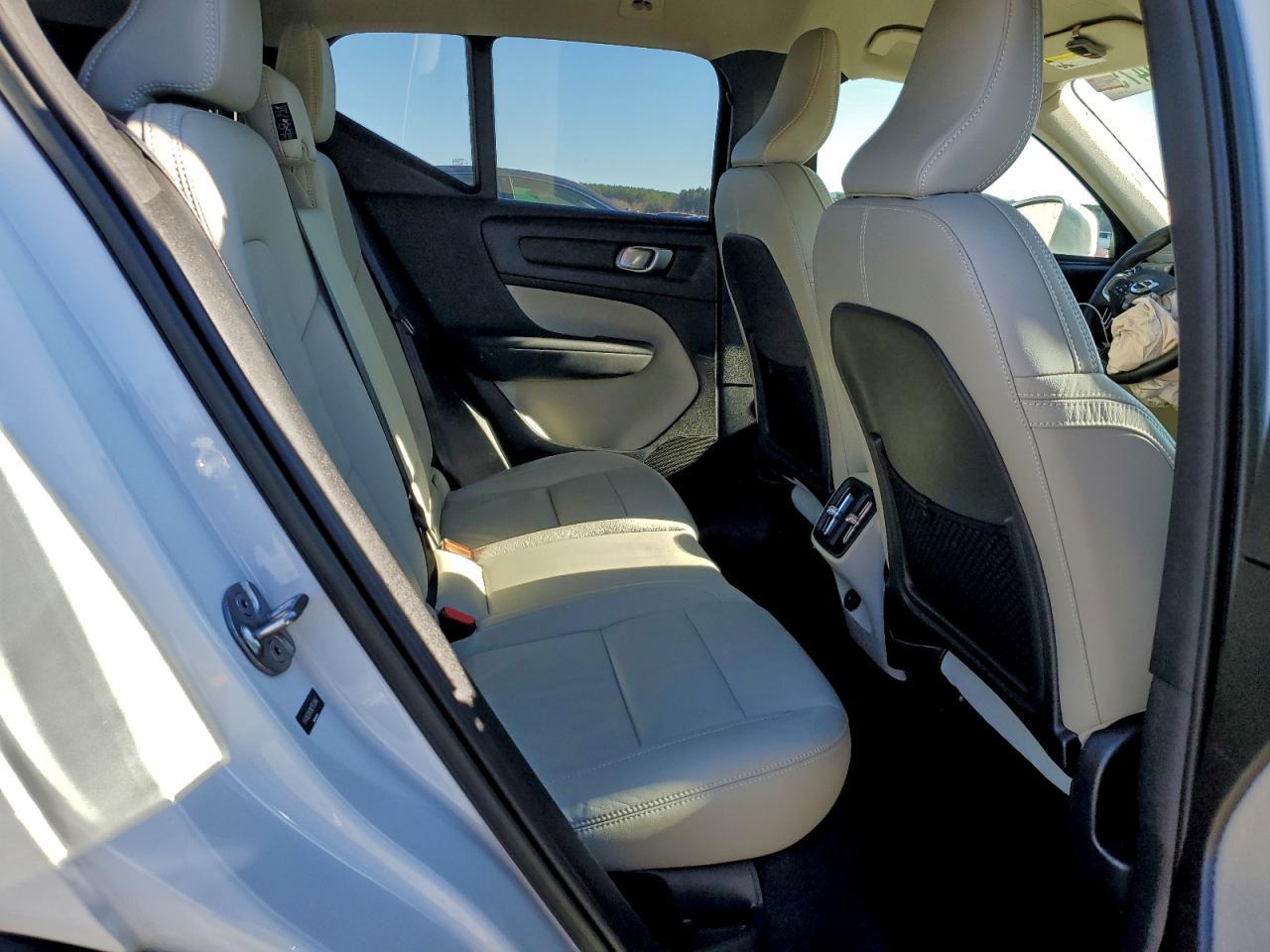 2022 VOLVO XC40