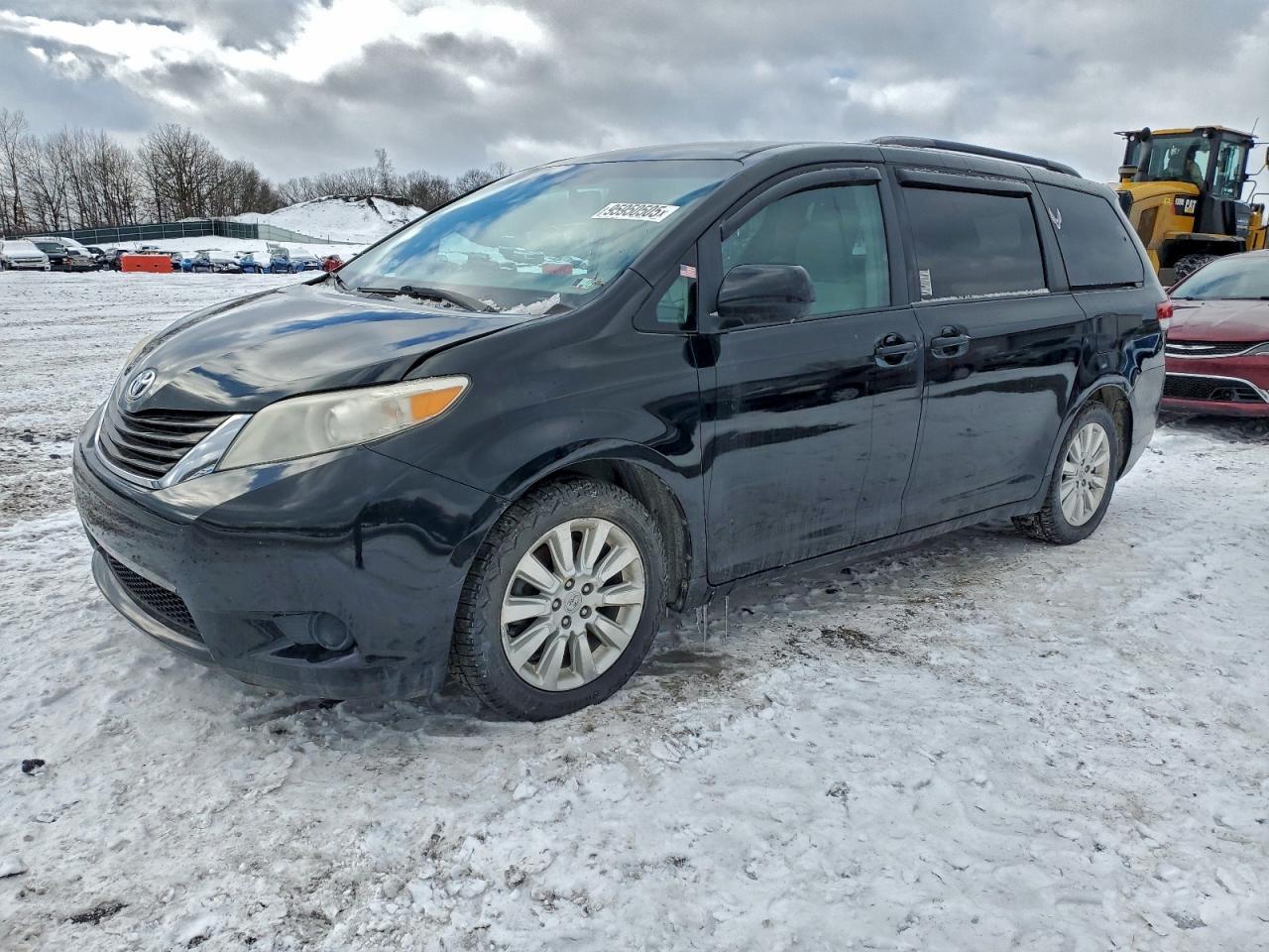 2011 TOYOTA SIENNA