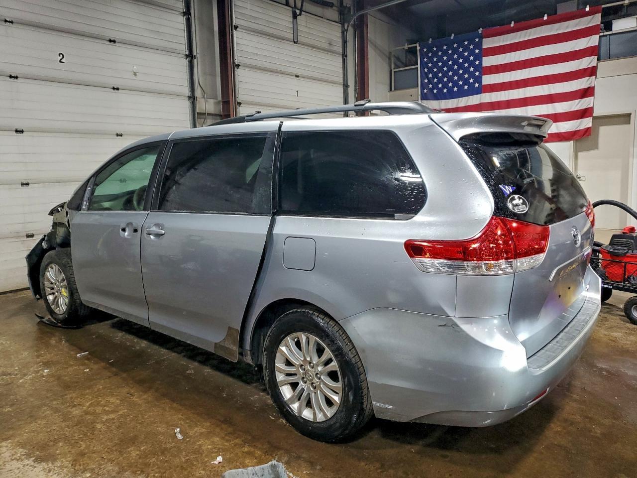 2011 TOYOTA SIENNA