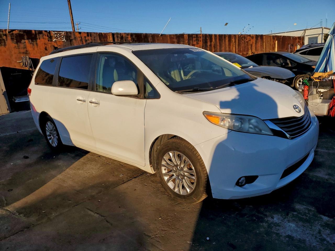 2011 TOYOTA SIENNA