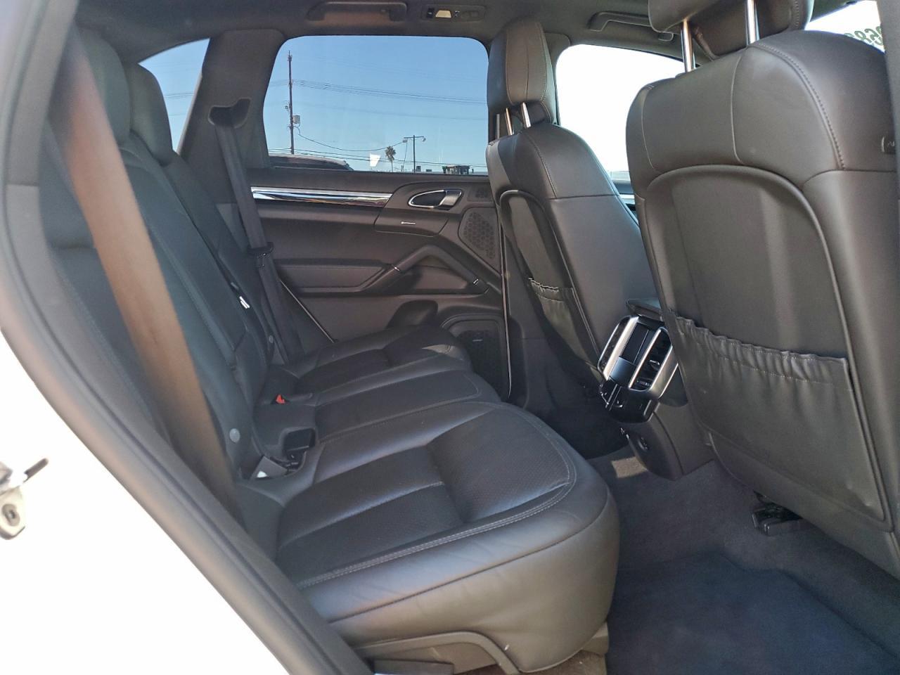 2017 PORSCHE CAYENNE