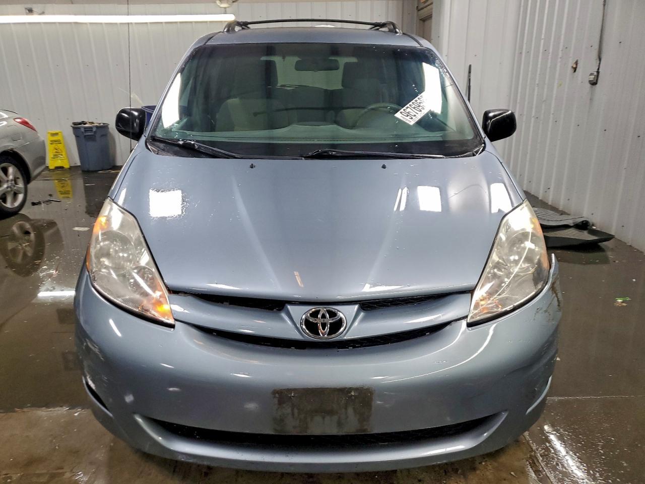 2010 TOYOTA SIENNA