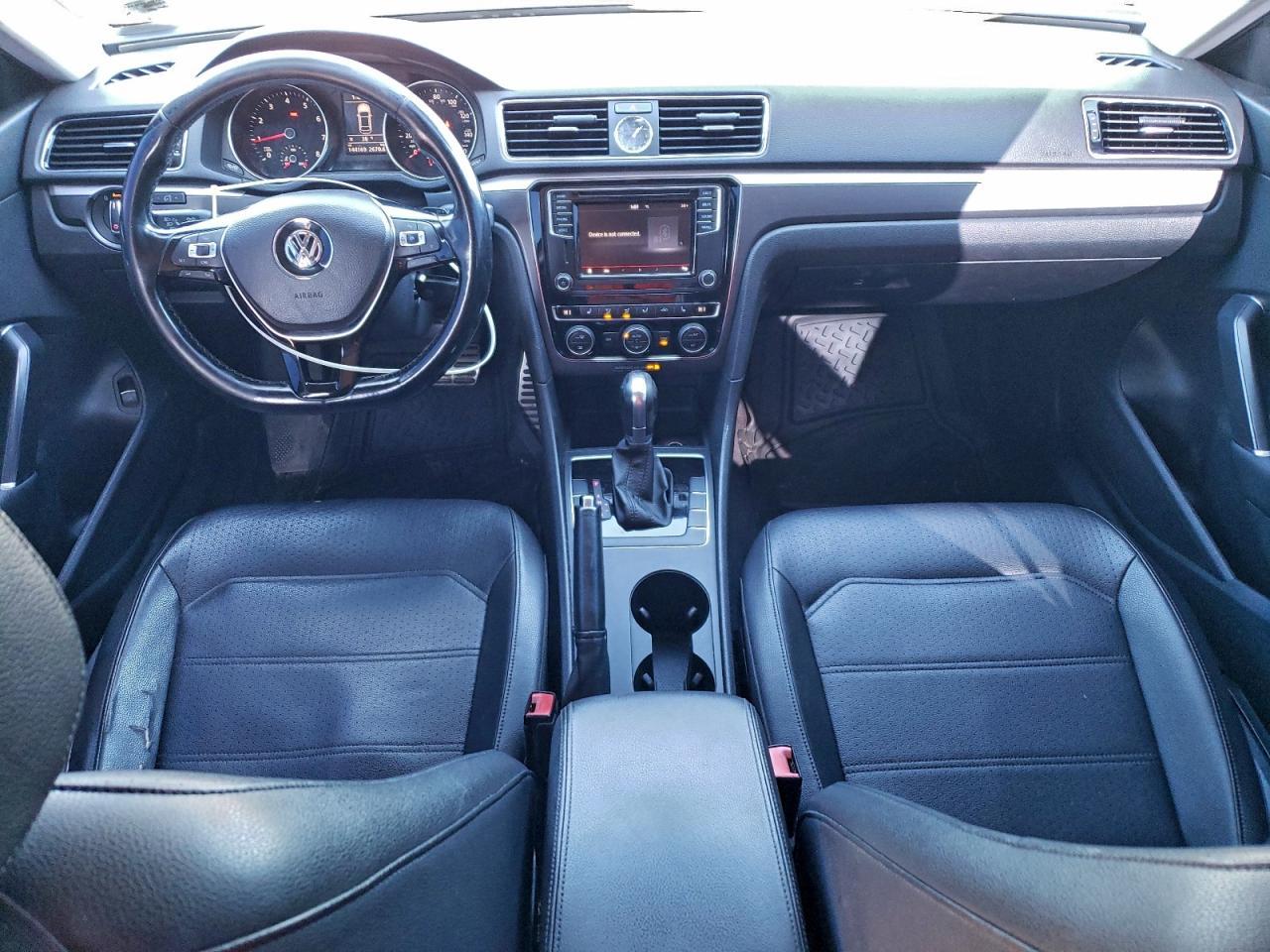 2017 VOLKSWAGEN Passat