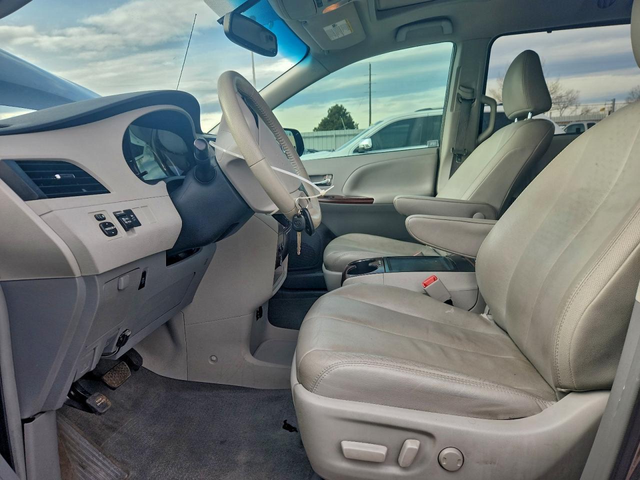 2012 TOYOTA SIENNA