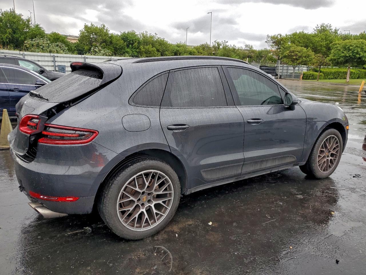 2018 PORSCHE Macan