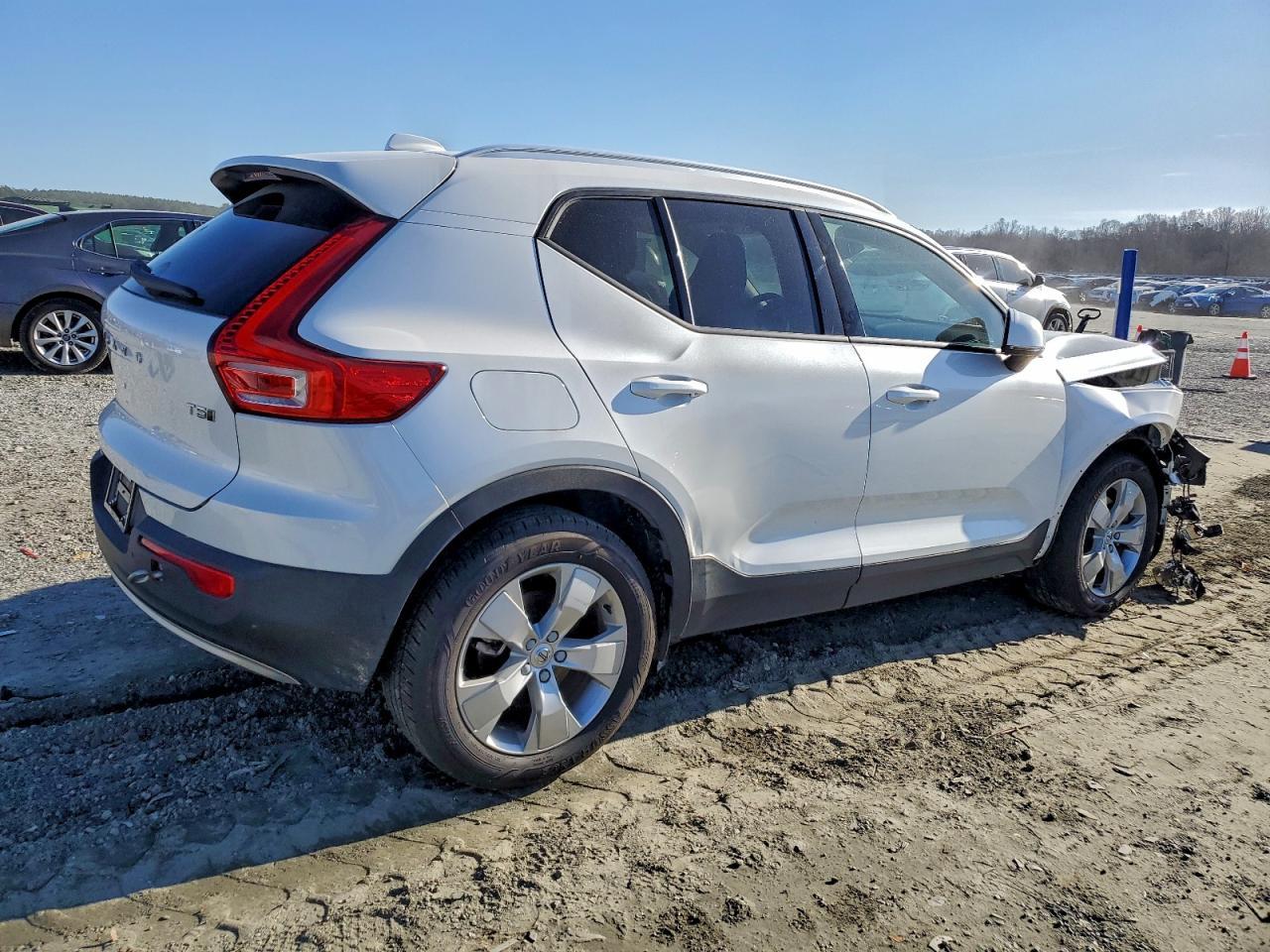 2022 VOLVO XC40