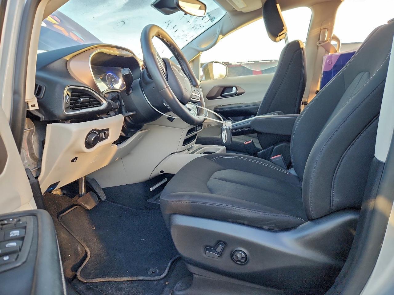 2022 CHRYSLER Voyager