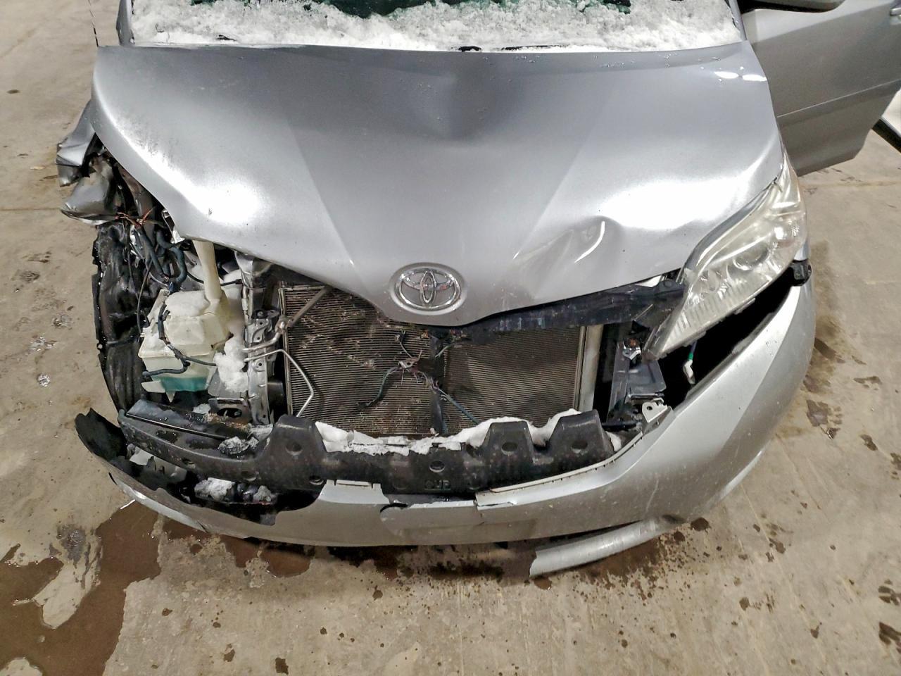 2012 TOYOTA SIENNA