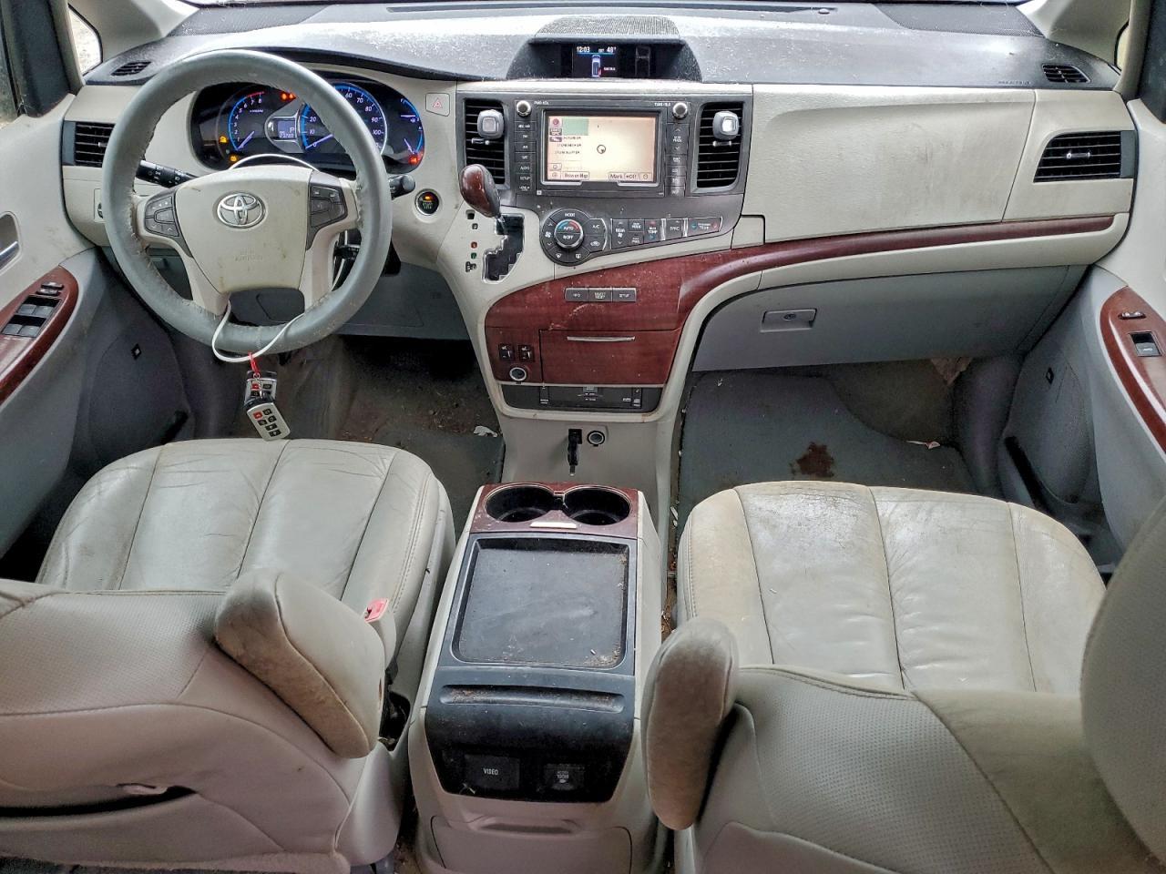 2011 TOYOTA SIENNA