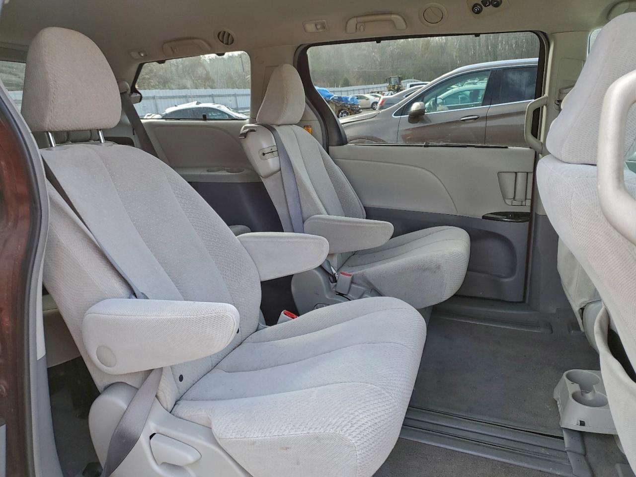 2011 TOYOTA SIENNA