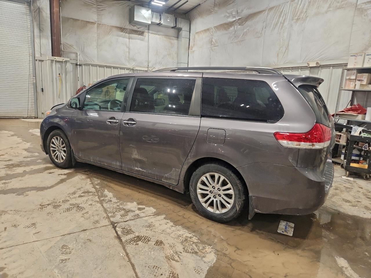 2012 TOYOTA SIENNA