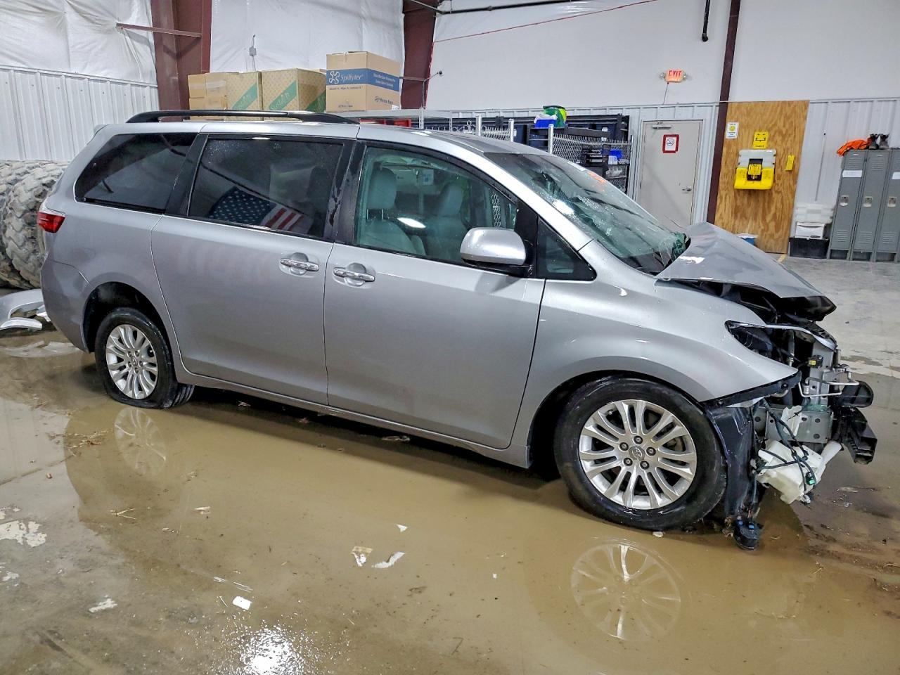 2017 TOYOTA SIENNA