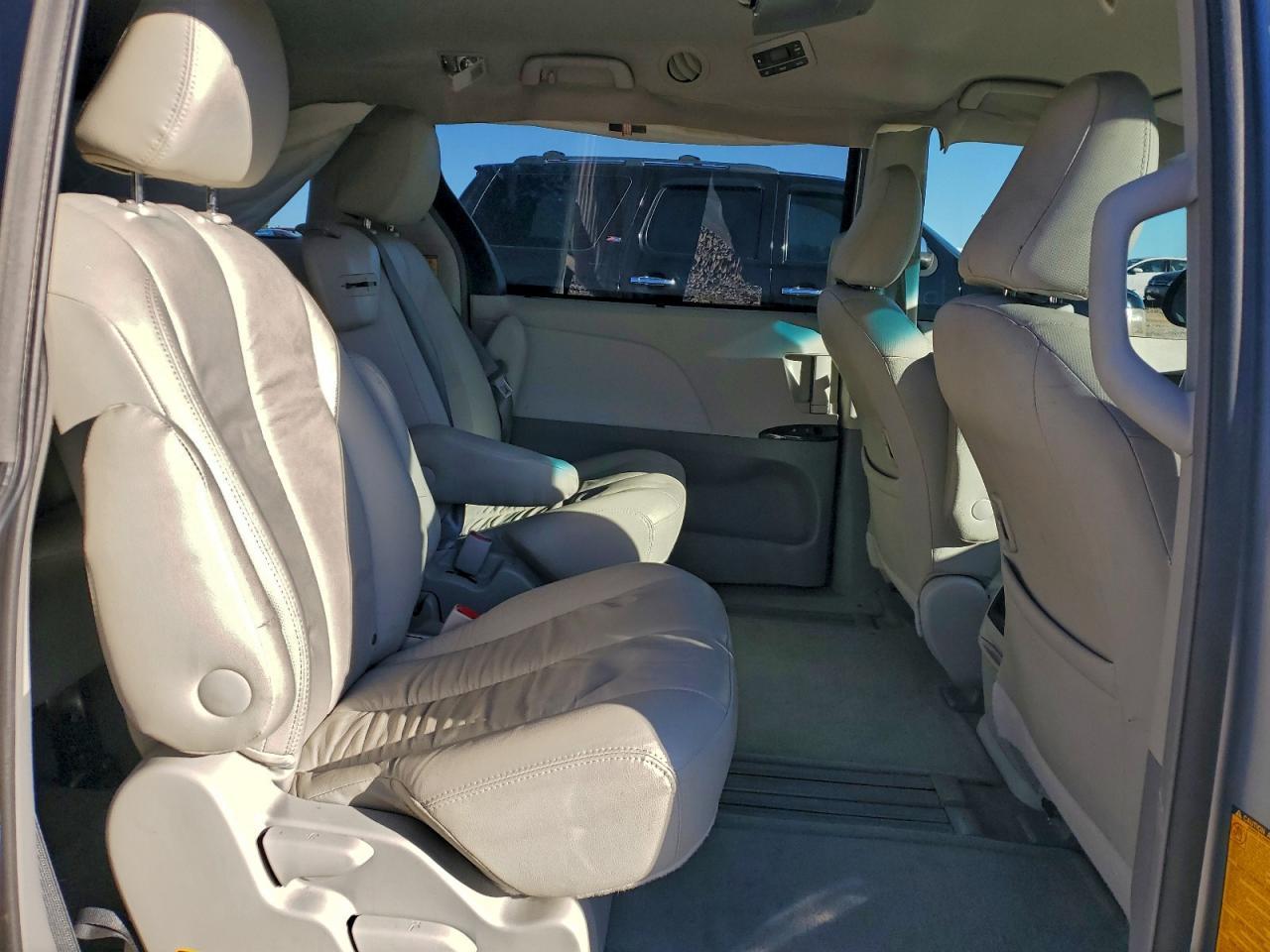 2013 TOYOTA SIENNA