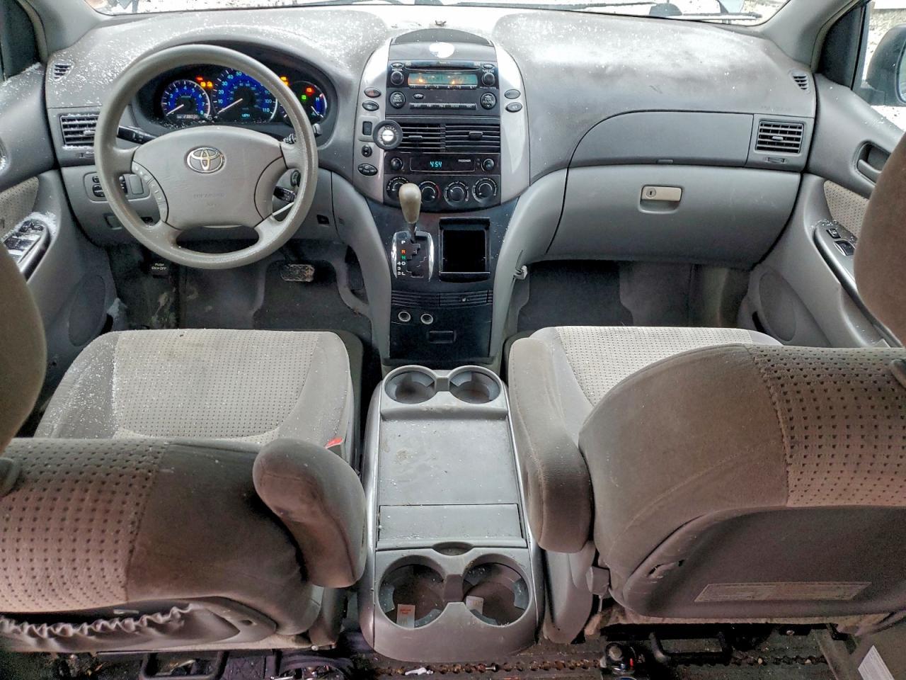 2010 TOYOTA SIENNA