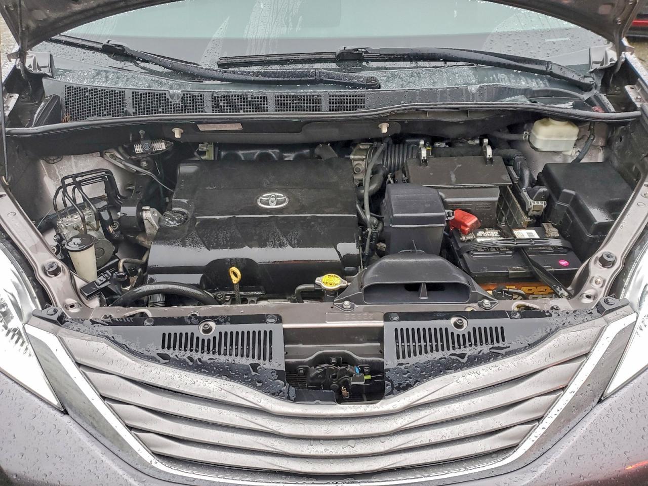 2011 TOYOTA SIENNA