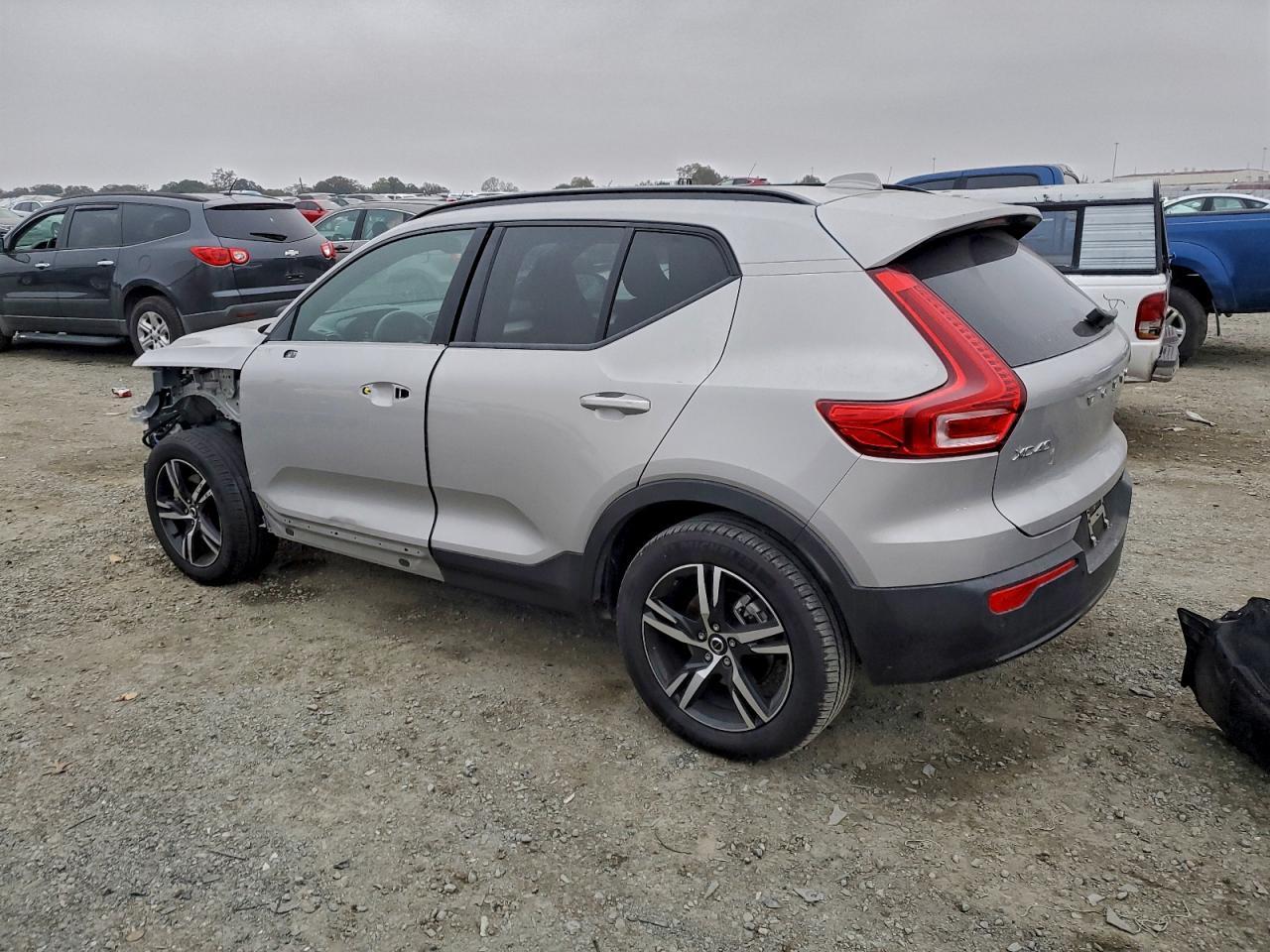 2024 VOLVO XC40
