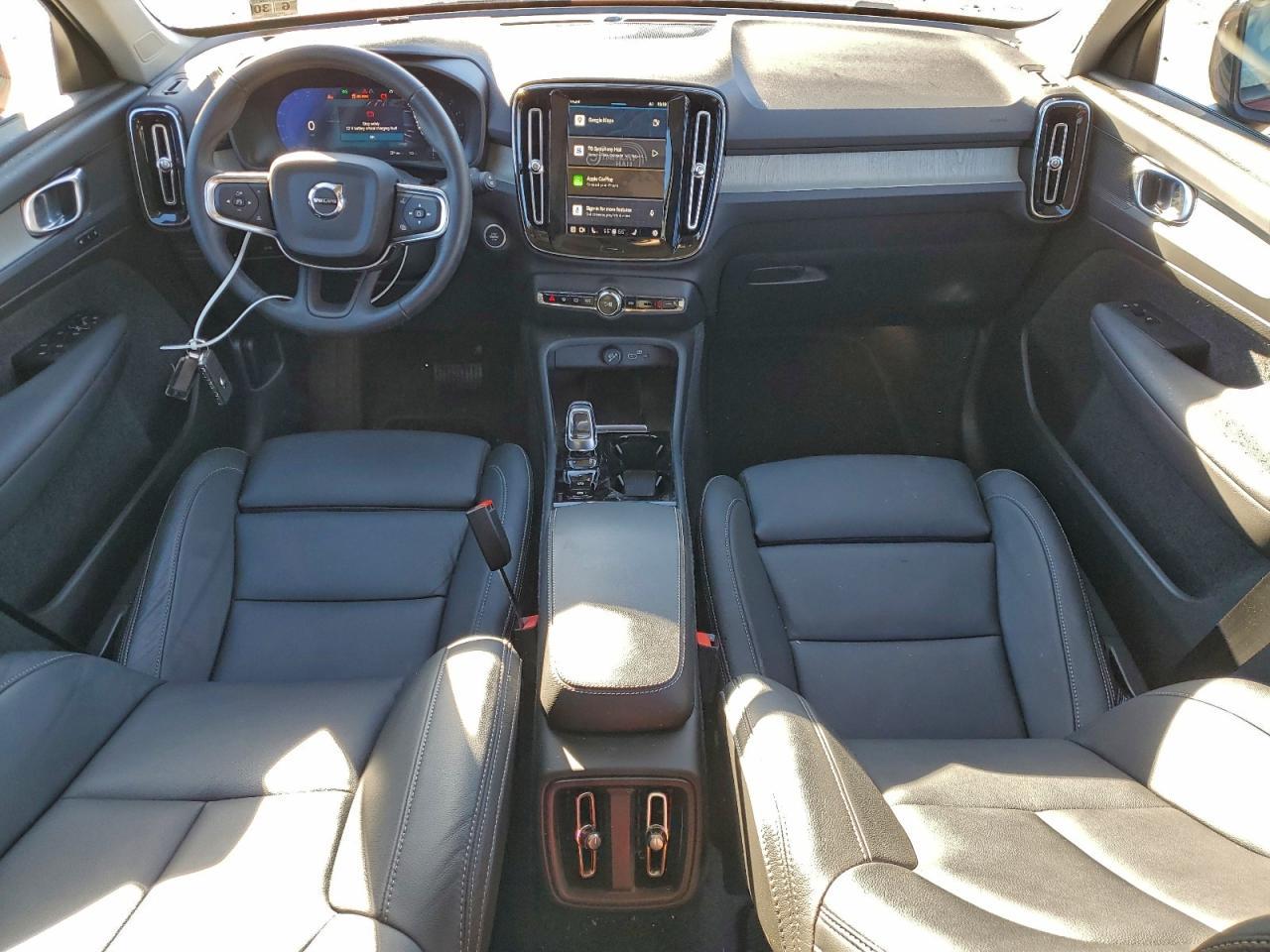 2025 VOLVO XC40