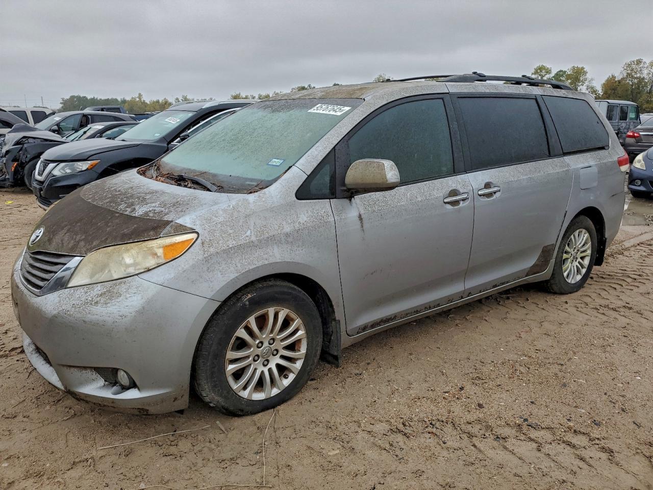 2011 TOYOTA SIENNA