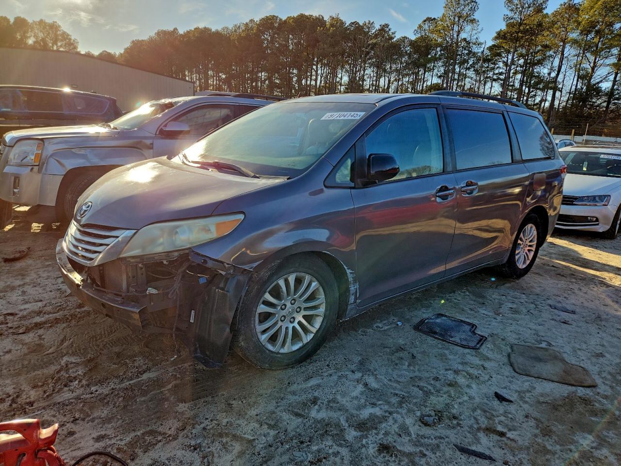 2011 TOYOTA SIENNA