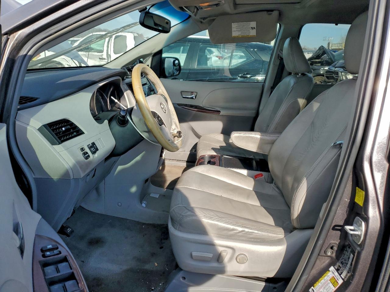 2011 TOYOTA SIENNA