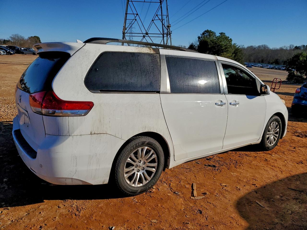 2011 TOYOTA SIENNA