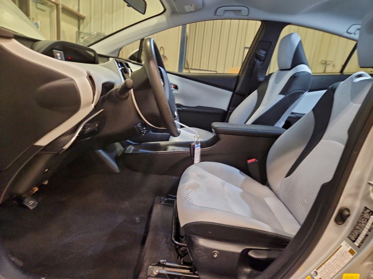 2016 TOYOTA PRIUS