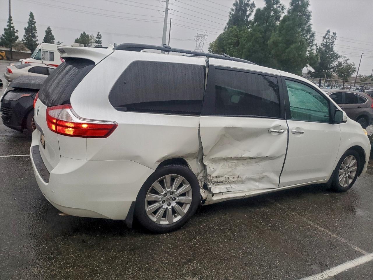 2015 TOYOTA SIENNA