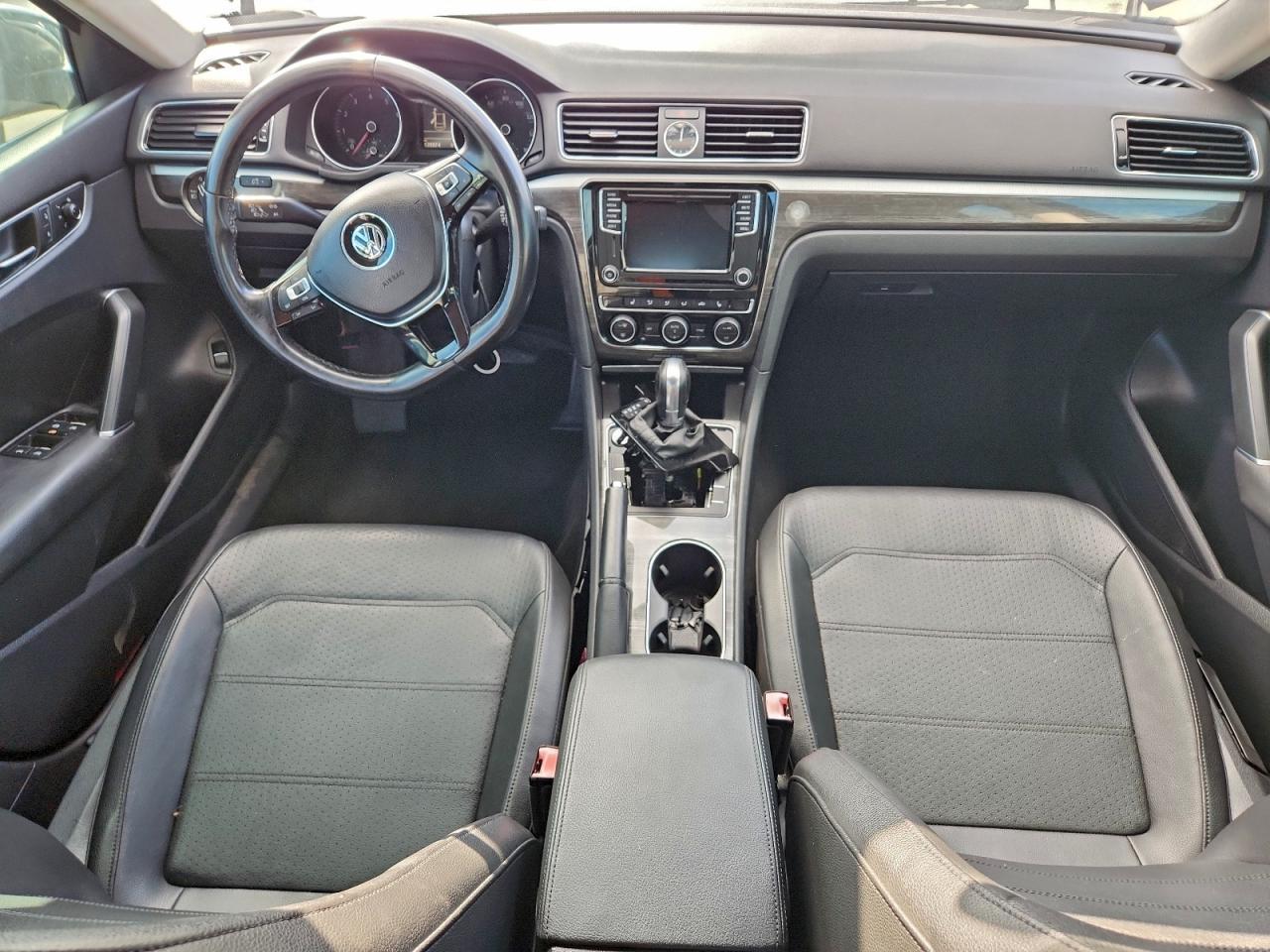2017 VOLKSWAGEN Passat