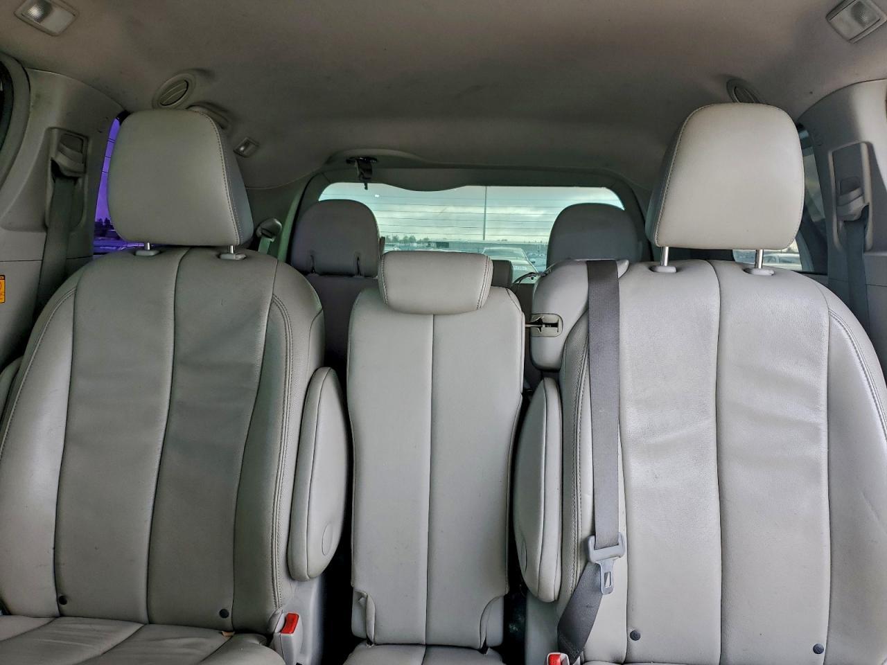 2012 TOYOTA SIENNA