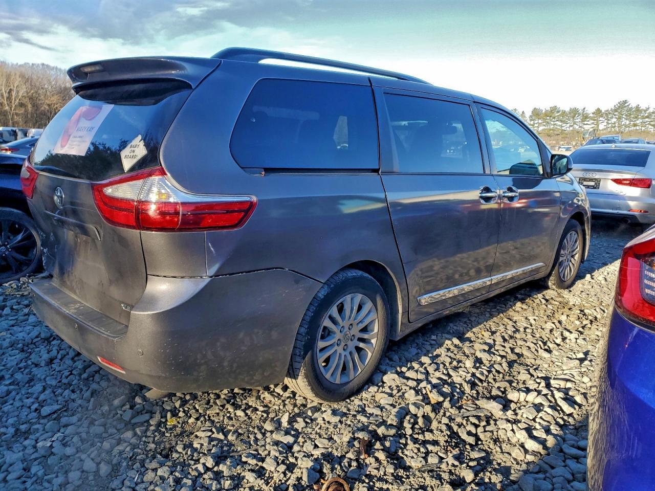 2016 TOYOTA SIENNA