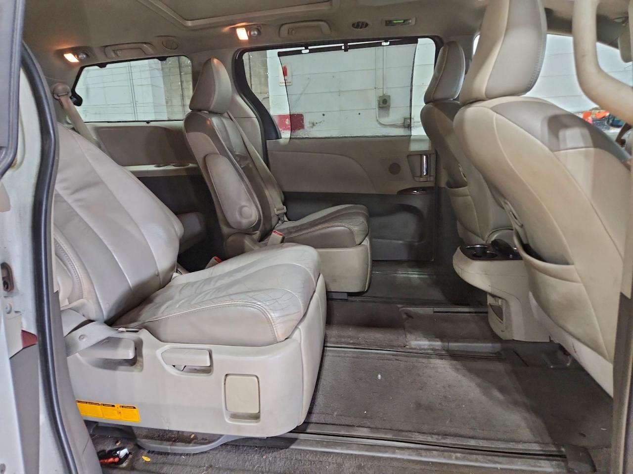 2012 TOYOTA SIENNA