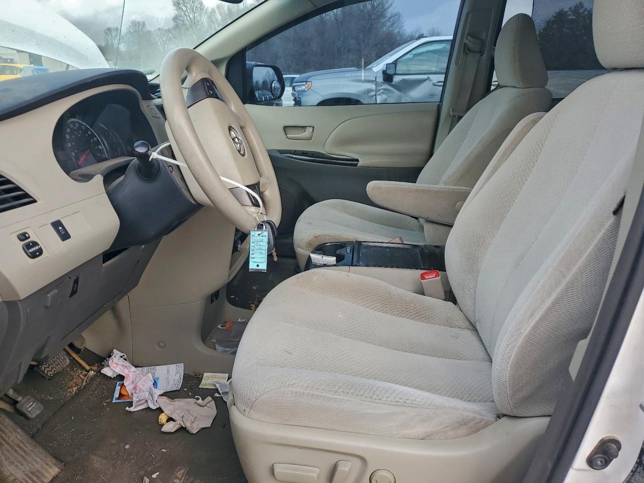 2011 TOYOTA SIENNA