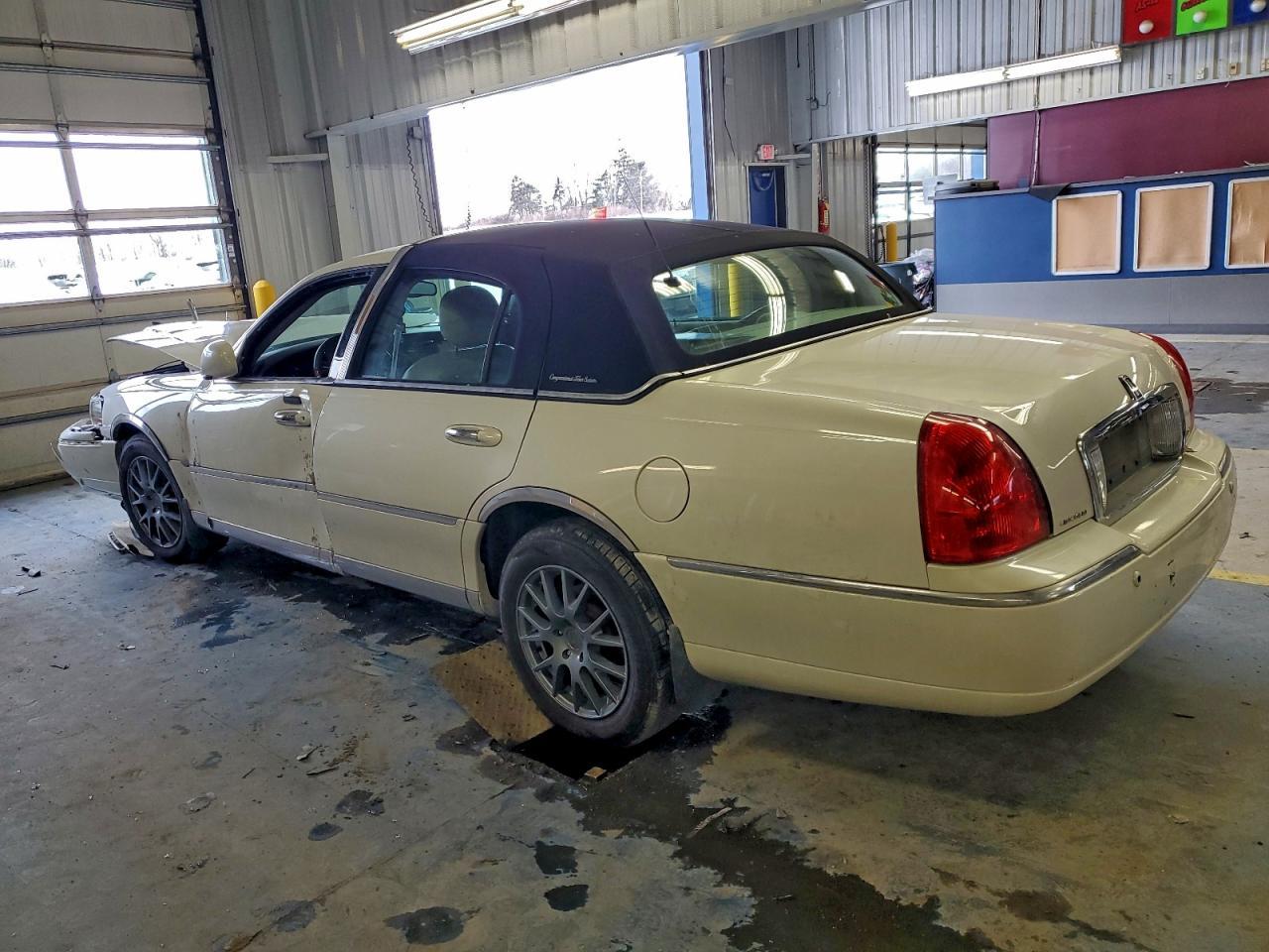 2004 LINCOLN Town Car