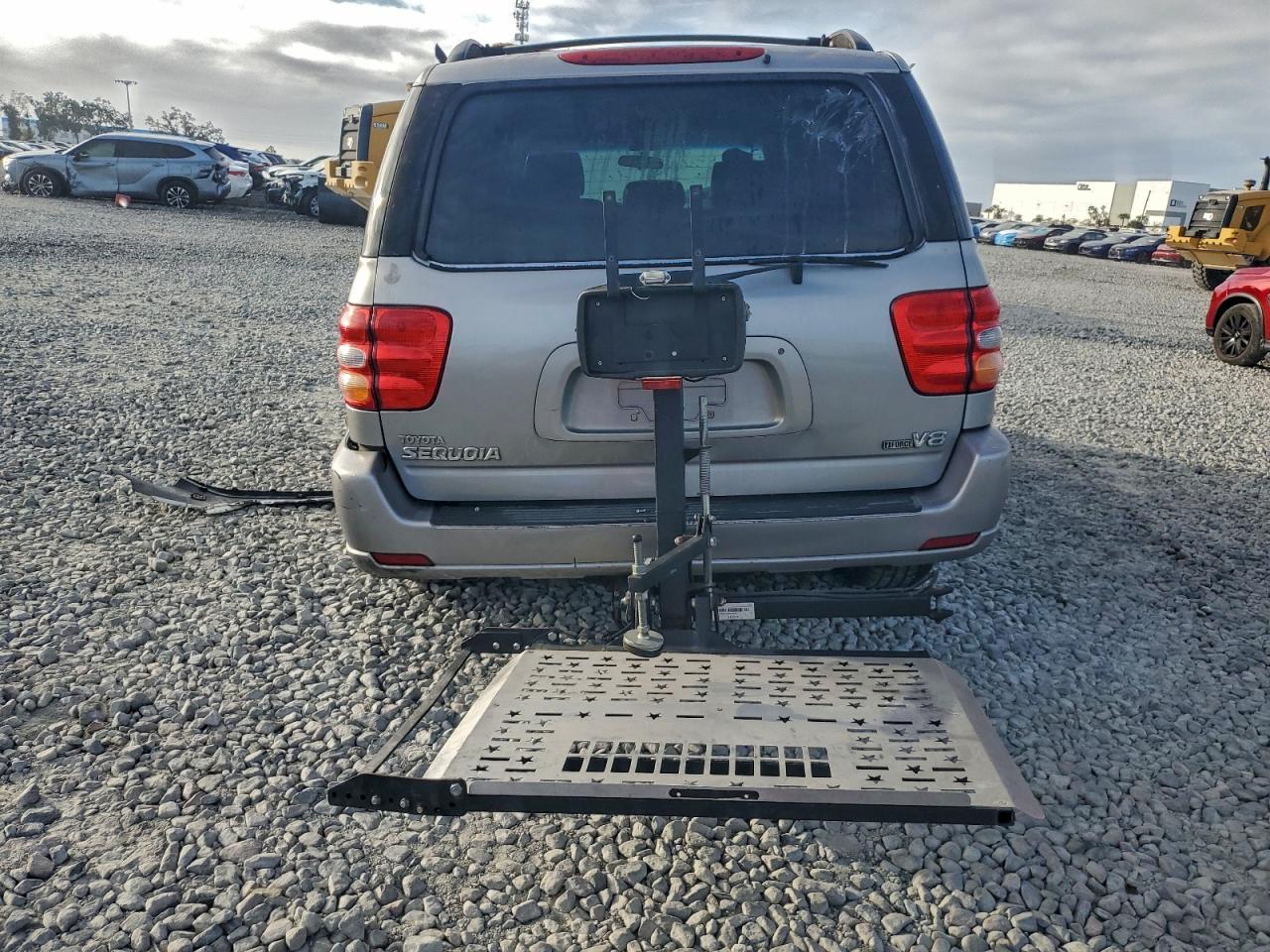 2004 TOYOTA Sequoia