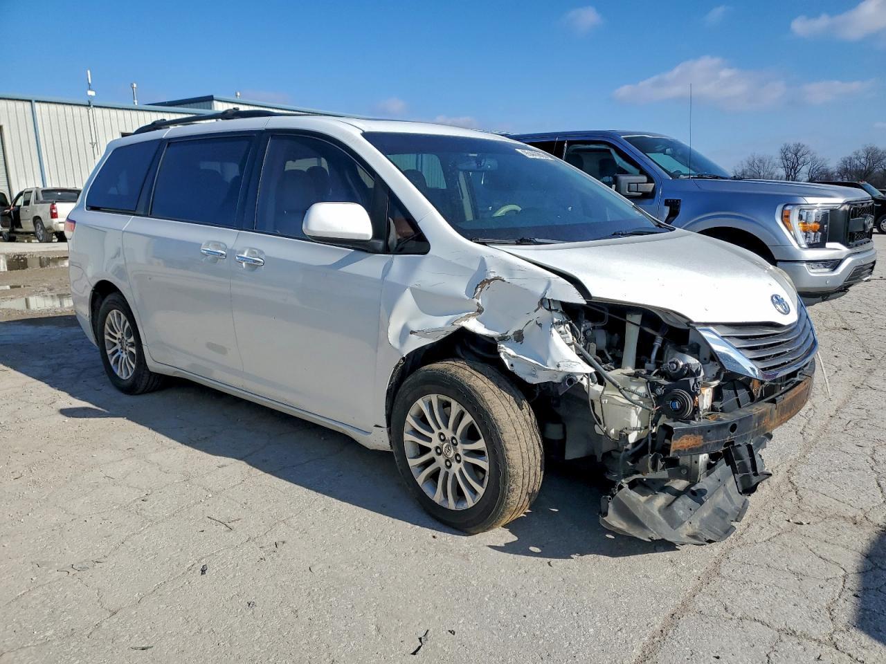 2011 TOYOTA SIENNA