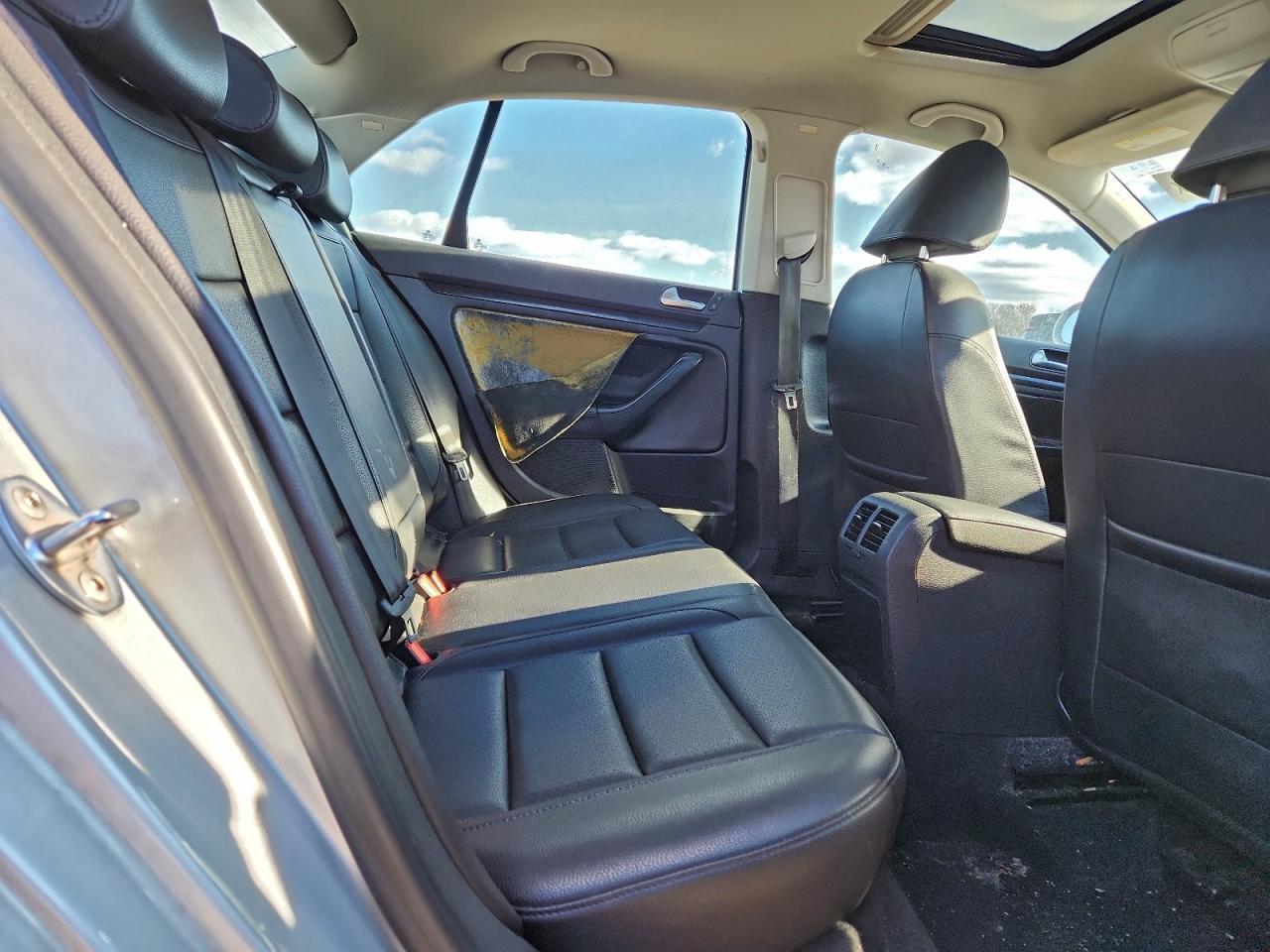 2010 VOLKSWAGEN JETTA