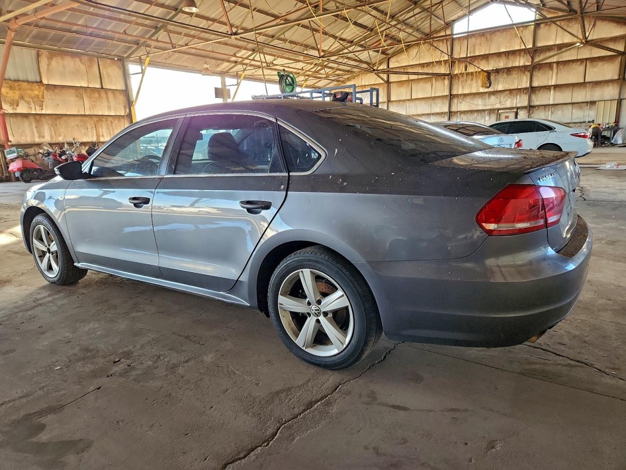 2012 VOLKSWAGEN Passat