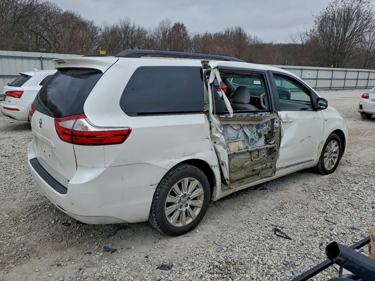 2016 TOYOTA SIENNA